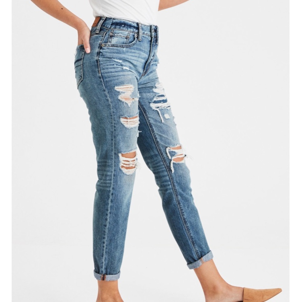 American Eagle distressed tomgirl jeans